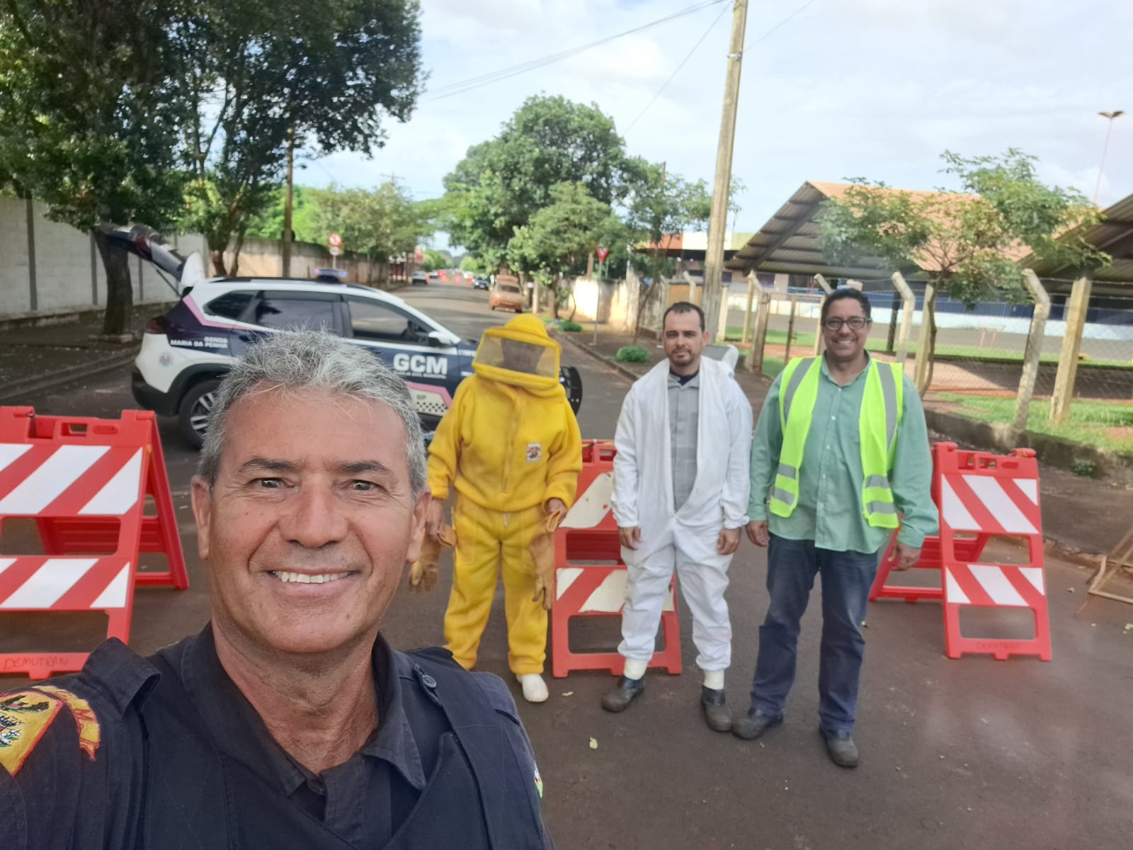 ENXAME DE ABELHAS CAUSA INTERDIÇÃO DE VIA PÚBLICA EM GUAÍRA