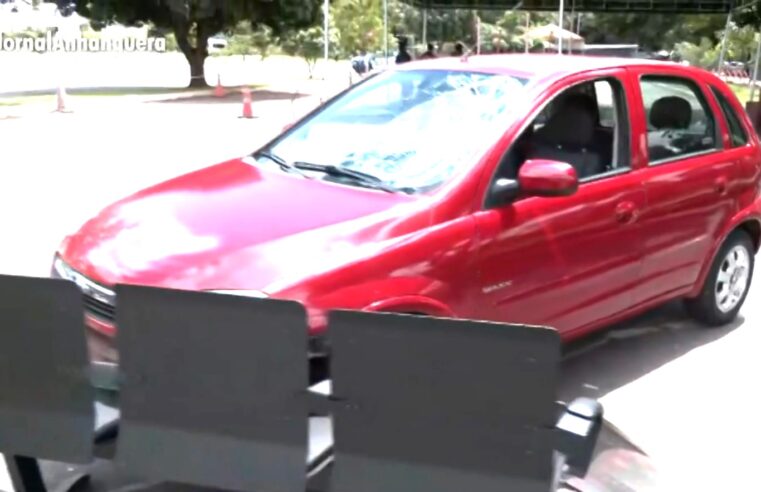 QUATRO PESSOAS SÃO ATROPELADAS DURANTE PROVA PARA CNH APÓS ALUNA PERDER CONTROLE DE CARRO PARTICULAR SEM PEDAIS DE SEGURANÇA