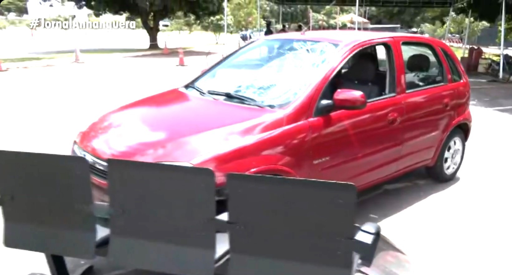 QUATRO PESSOAS SÃO ATROPELADAS DURANTE PROVA PARA CNH APÓS ALUNA PERDER CONTROLE DE CARRO PARTICULAR SEM PEDAIS DE SEGURANÇA