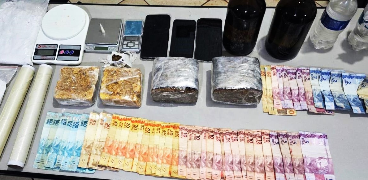 QUANTIDADE EXPRESSIVA DE DROGAS É APREENDIDA EM GUAÍRA. DUAS PESSOAS FORAM PRESAS