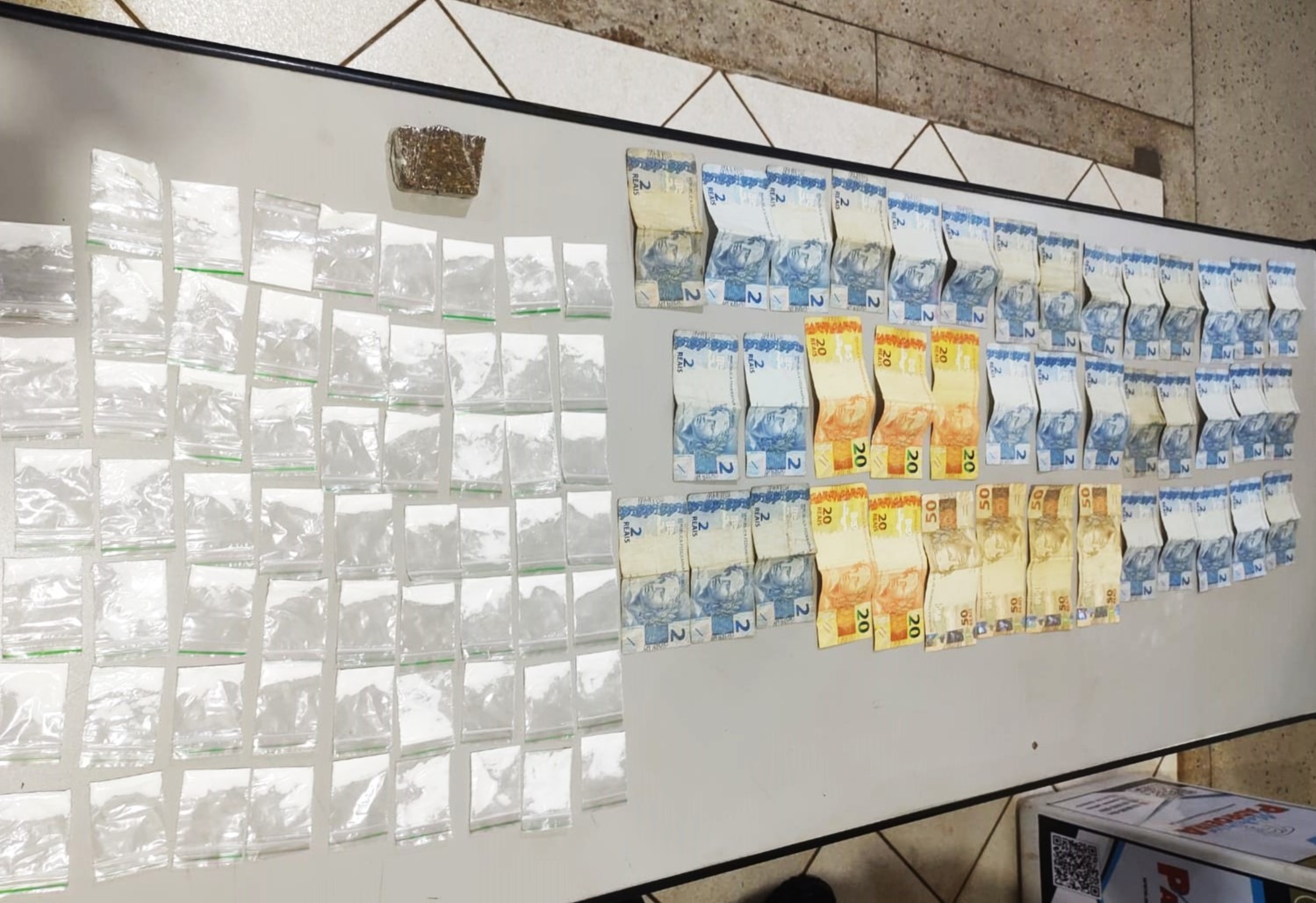 MULHER É PRESA POR SUSÇEITA DE ENVOLVIMENTO COM O TRÁFICO EM GUAÍRA