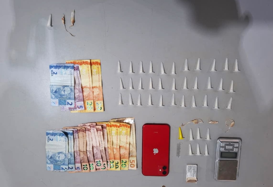 PM REALIZA APREENSÃO DE DROGAS NA VILA APARECIDA EM GUAÍRA. DUAS PESSOAS FORAM DETIDAS