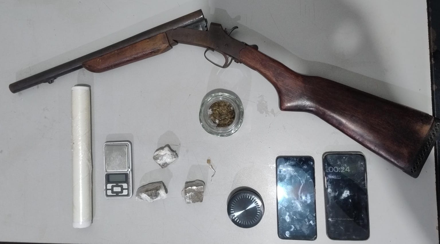 AÇÃO POLICIAL RESULTA EM APREENSÃO DE ARMA E DROGAS EM GUAÍRA. UMA PESSOA FOI PRESA