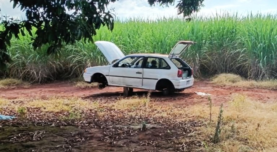 CARRO ROUBADO EM IPUÃ É ENCONTRADO DEPENADO EM ÁREA RURAL
