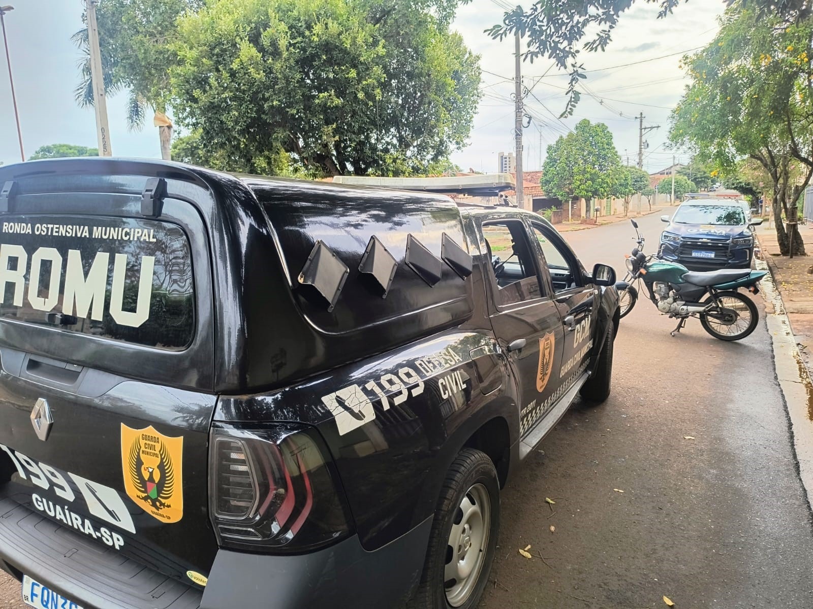 CRIANÇA É FLAGRADA PELA GCM CONDUZINDO MOTOCICLETA IRREGULAR NO CENTRO DE GUAÍRA. VEÍCULO FOI APREENDIDO