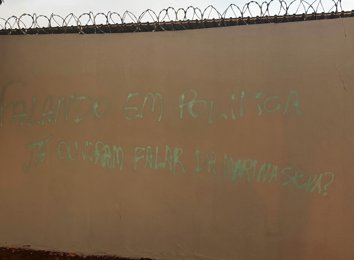 ACUSADA DE VANDALISMO COM PICHAÇÃO EM ESCOLA É DETIDA PELA GUARDA CIVIL DE GUAÍRA