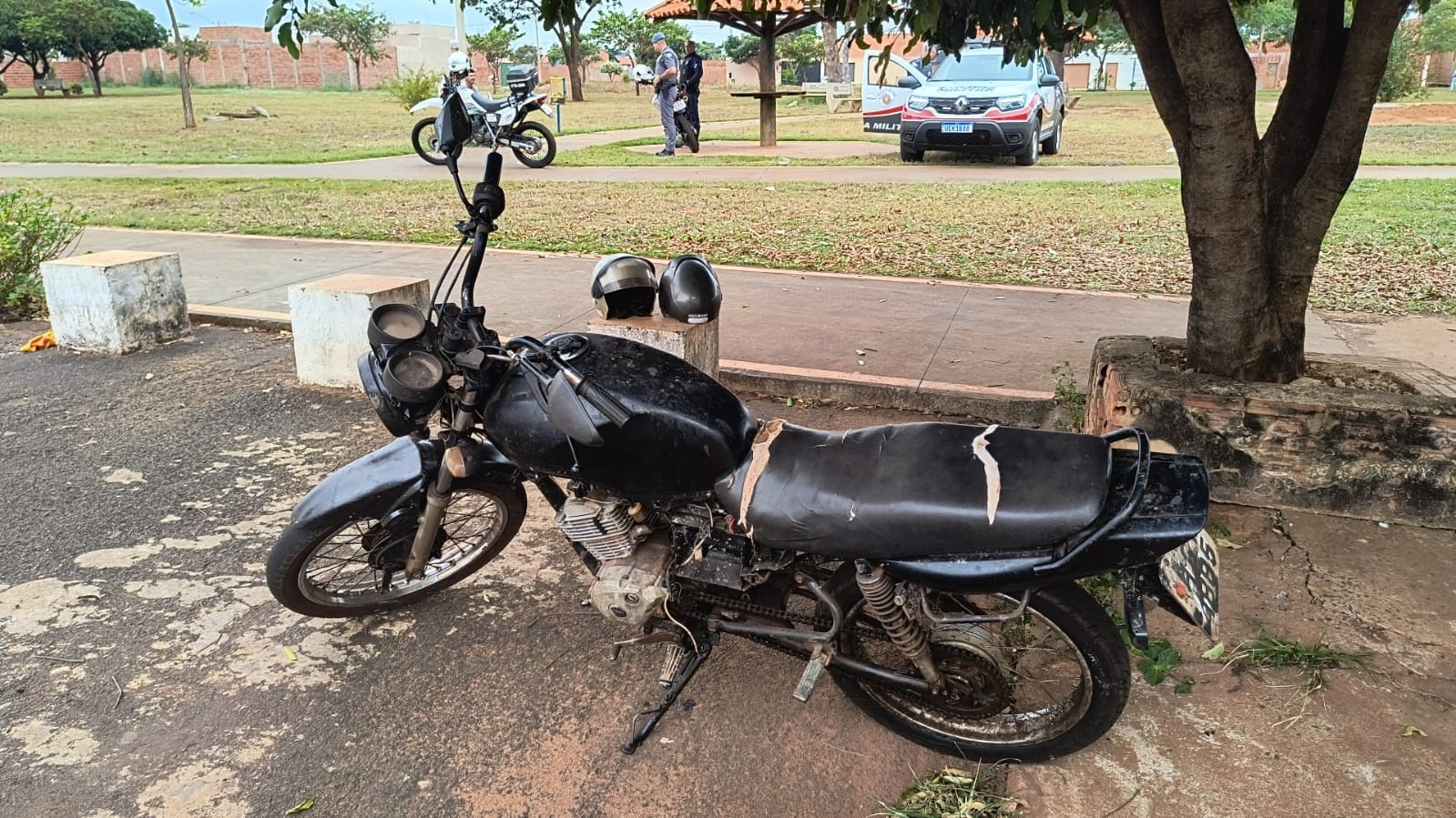 GCM E PM APREENDEM MOTOCICLETA IRREGULAR NO BAIRRO ANTÔNIO MANOEL EM GUAÍRA