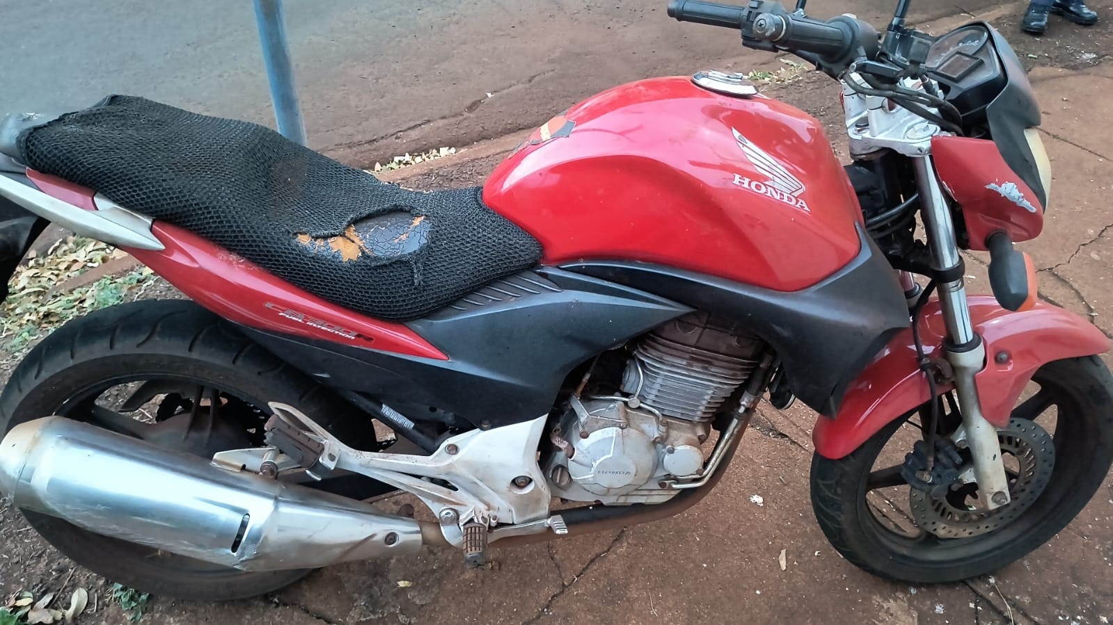 CRIANÇA É FLAGRADA PELA GCM CONDUZINDO MOTOCICLETA IRREGULAR NO CENTRO DE GUAÍRA. VEÍCULO FOI APREENDIDO