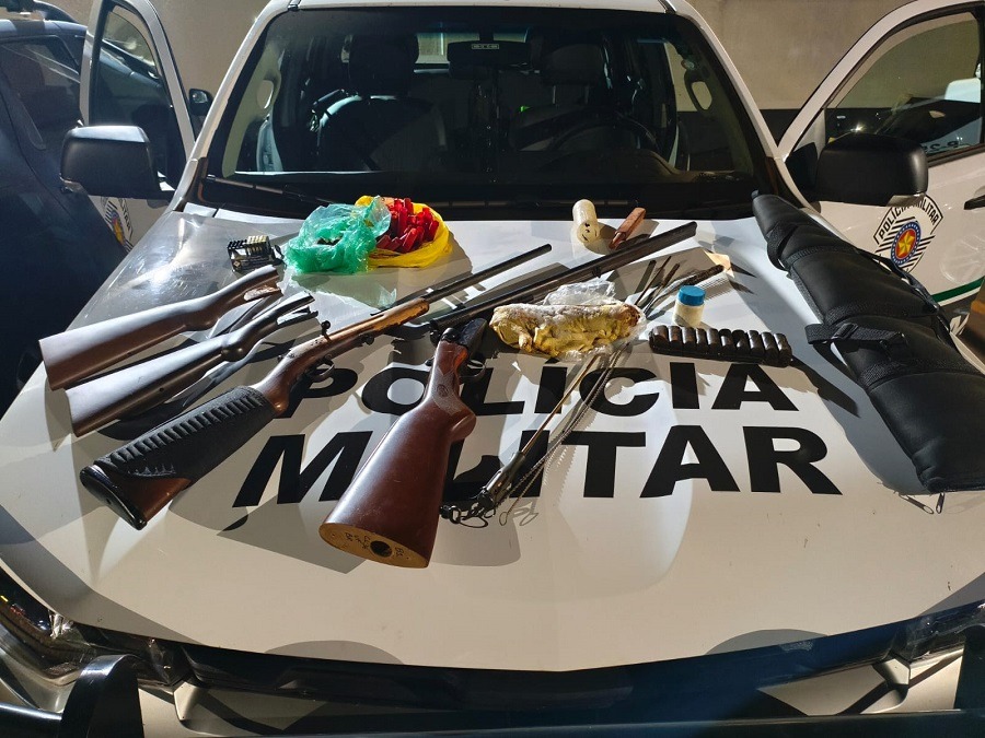 POLÍCIA AMBIENTAL APREENDE ARMAS DE FOGO E CARNE DE ANIMAL SILVESTRE EM ORLÂNDIA (SP). UMA PESSOA FOI PRESA