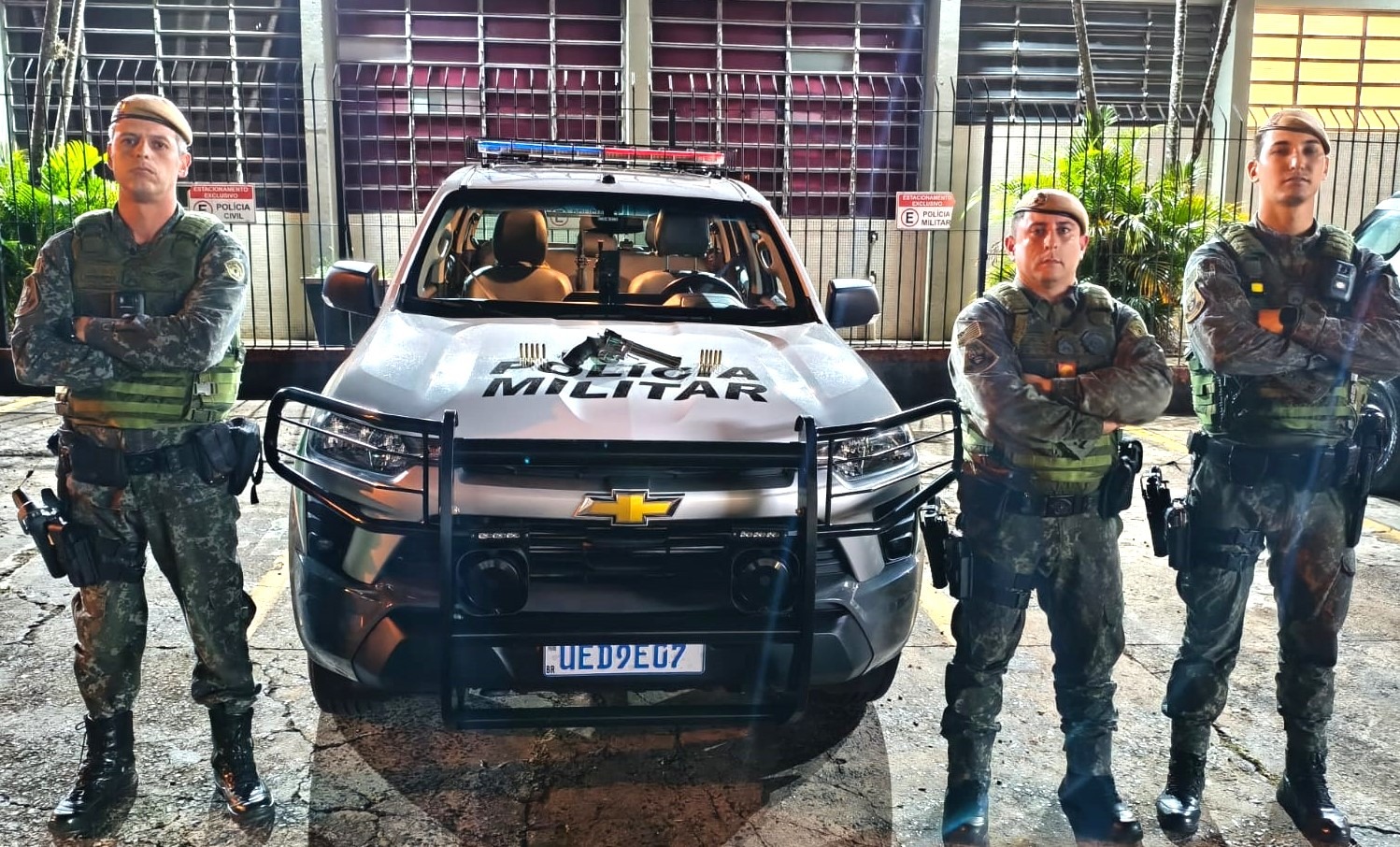 CAÇADORES DE JAVALI SÃO ABORDADOS PELA POLÍCIA AMBIENTAL EM PEDREGULHO (SP). HOUVE APREENSÃO DE ARMA DE FOGO