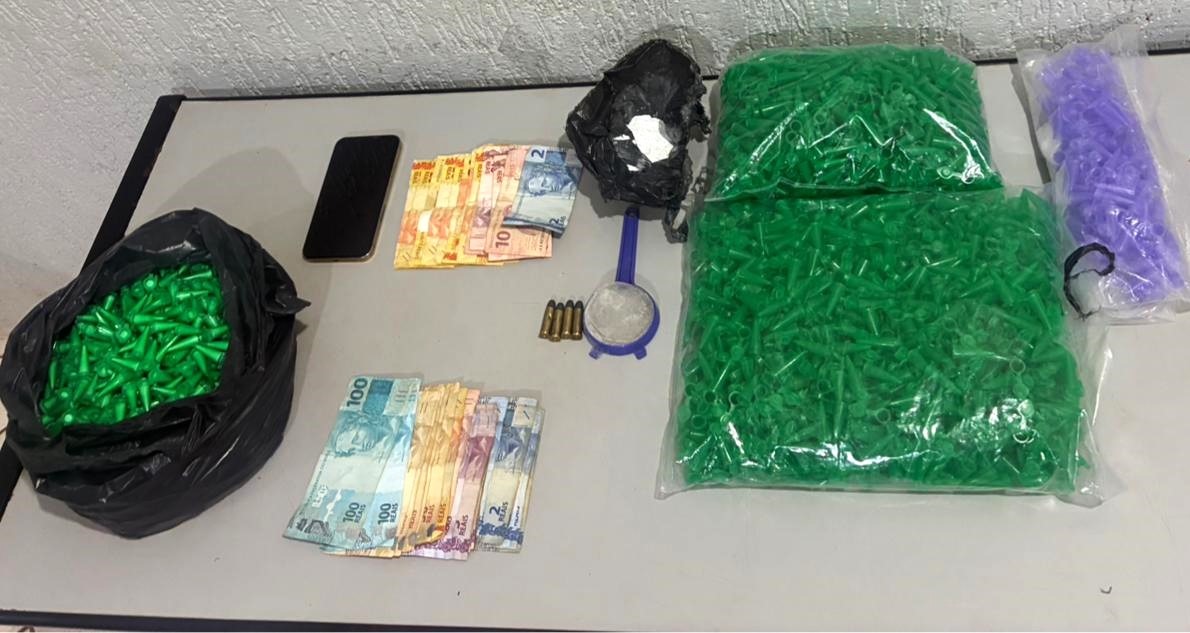 PM APREENDE DROGAS E MUNIÇÕES NO MIGUEL FABIANO, EM GUAÍRA. UMA PESSOA FOI PRESA