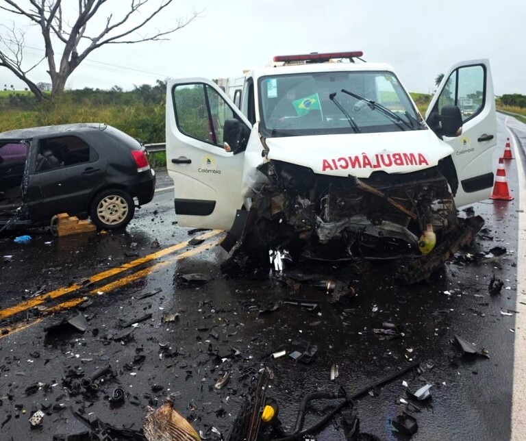 ACIDENTE ENTRE CARRO E AMBULÂNCIA NA ASSIS CHATEAUBRIAND, EM BARRETOS, DEIXA UM MORTO E TRÊS FERIDOS