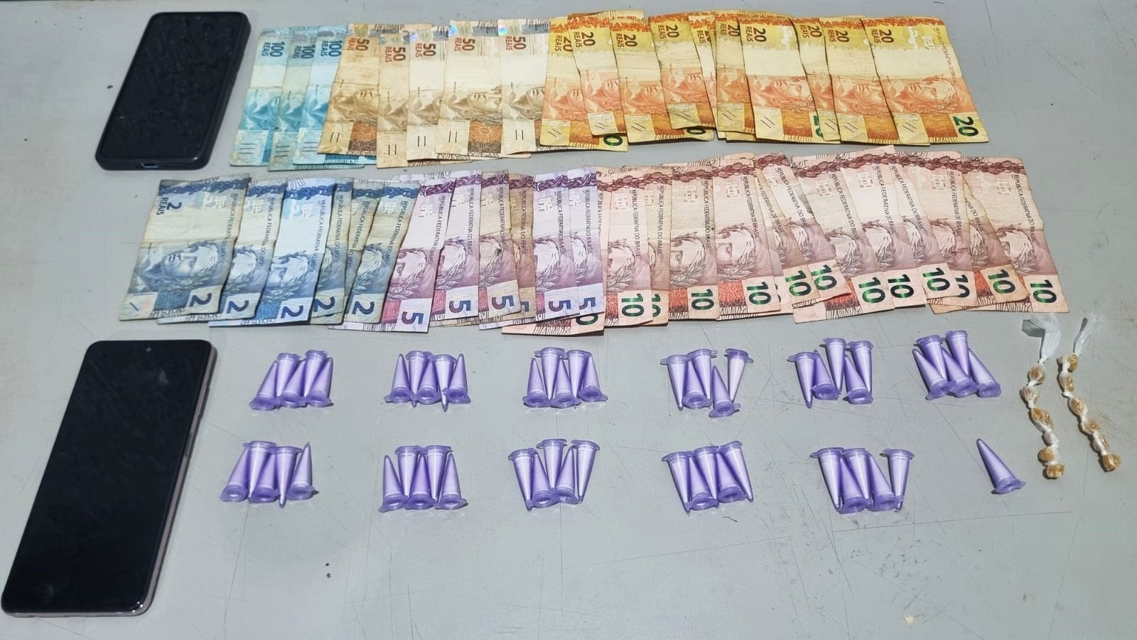 TRÊS MENORES SÃO APREENDIDOS E UM MAIOR DE IDADE É PRESO POR SUSPEITA DE ENVOLVIMENTO COM O TRÁFICO DE DROGAS EM GUAÍRA