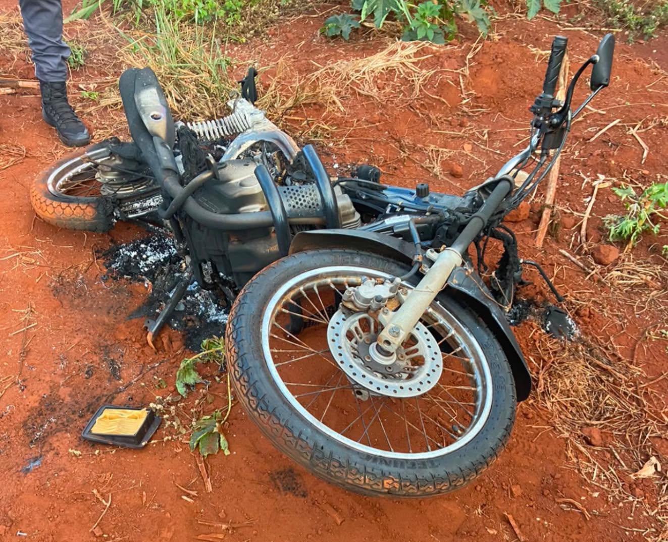 MOTOCICLETA FURTADA É ENCONTRADA INCENDIADA E DESTRUÍDA EM MIGUELÓPOLIS (SP)