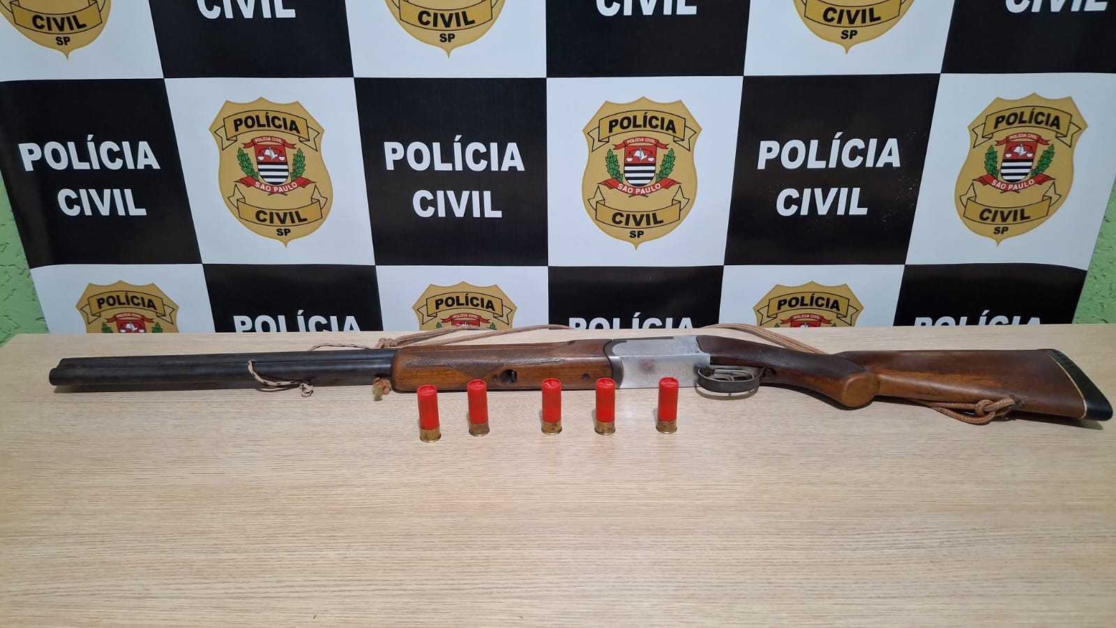POLÍCIA CIVIL PRENDE HOMEM EM FLAGRANTE POR PORTE ILEGAL DE ARMA DE FOGO EM COLÔMBIA/SP