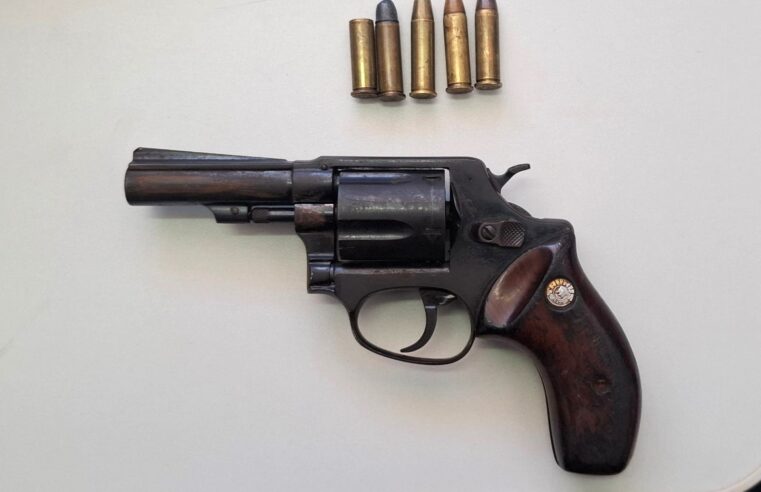 HOMEM É PRESO, PELA PM, POR PORTE ILEGAL DE ARMA DE FOGO NA ZONA RURAL DE GUAÍRA