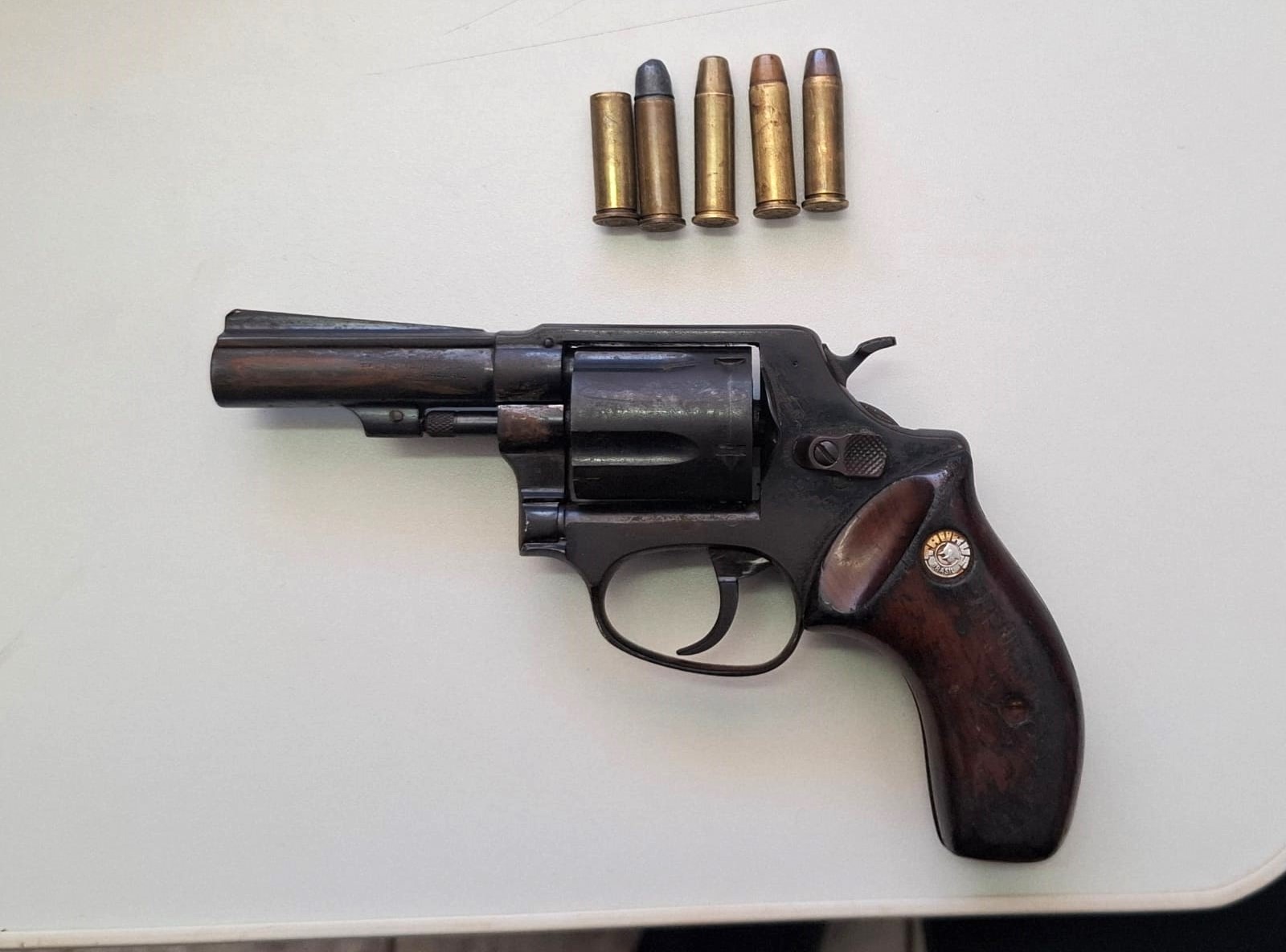 HOMEM É PRESO, PELA PM, POR PORTE ILEGAL DE ARMA DE FOGO NA ZONA RURAL DE GUAÍRA