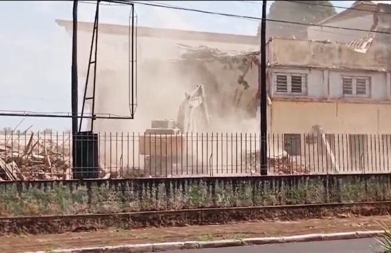 COM MAIS DE 70 ANOS DE EXISTÊNCIA, PRÉDIO DO SEMINÁRIO DE GUAÍRA É DEMOLIDO