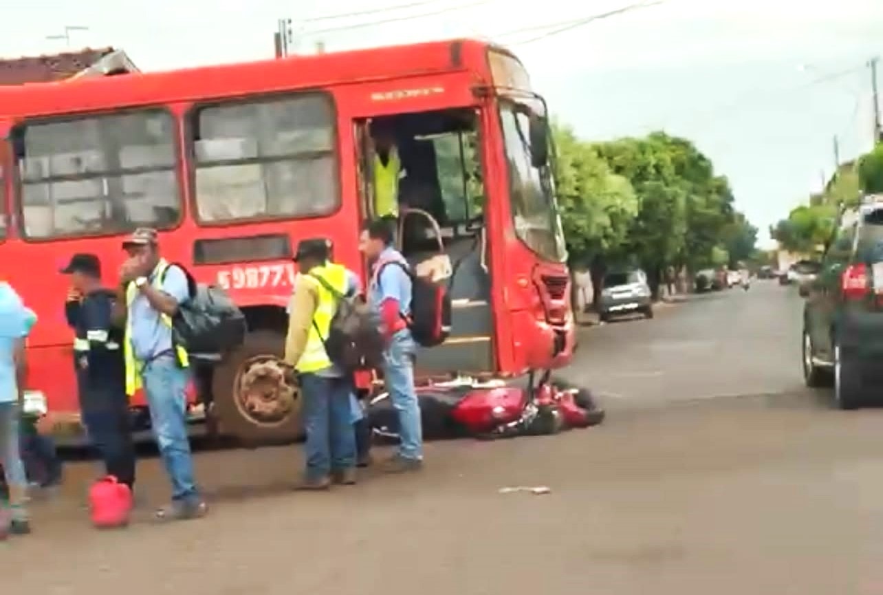 MULHER FICA FERIDA EM ACIDENTE ENTRE MOTO E ÔNIBUS NO CENTRO DE GUAÍRA