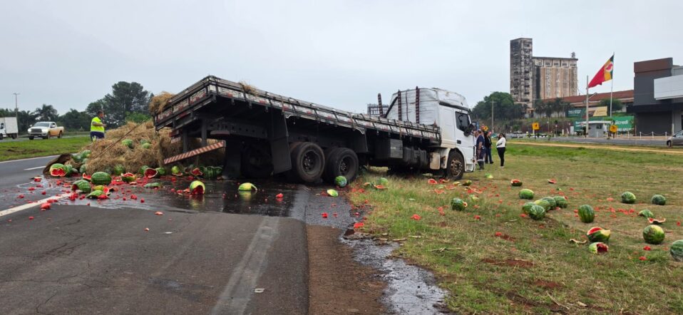 CAMINHÃO, CARREGADO COM MELANCIAS, SOFRE ACIDENTE NA FARIA LIMA EM BARRETOS (SP)