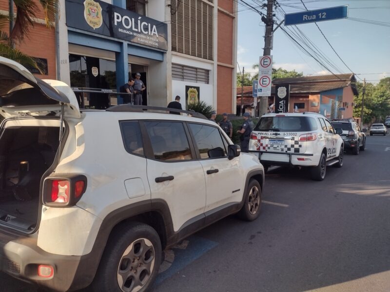 PM DE BARRETOS RECUPERA CARRO FURTADO EM RESTINGA (SP). QUATRO PESSOS FORAM PRESAS