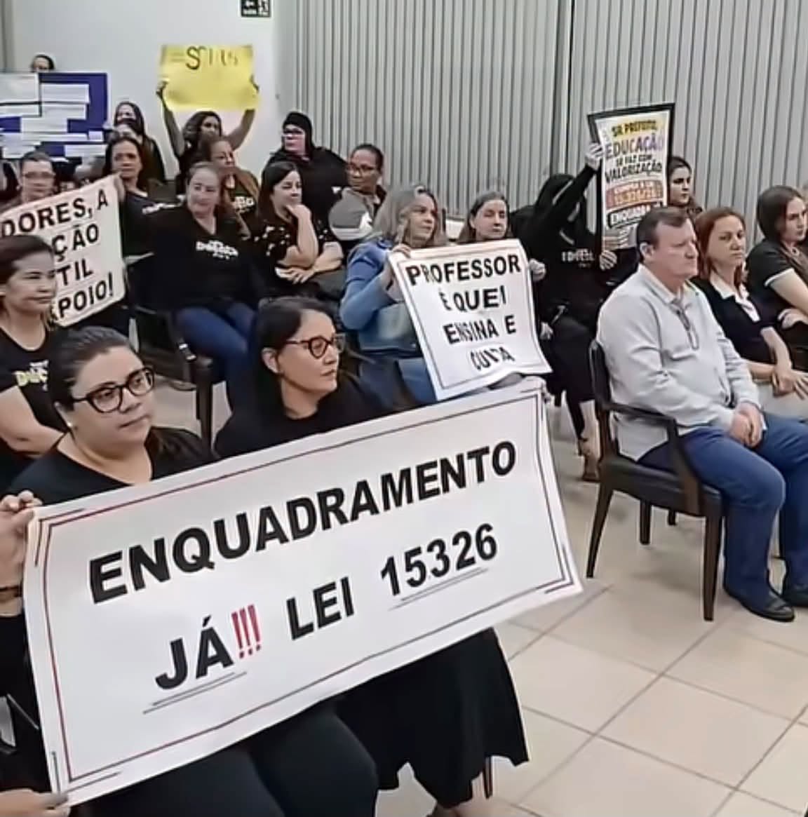 AUXILIARES DA EDUCAÇÃO DE ORLÂNDIA FAZEM MANIFESTAÇÃO NA CÂMARA MUNICIPAL. PREFEITO ENVIA PROJETO DE EQUIPARAÇÃO DOS PROFISSIONAIS AO MAGISTÉRIO