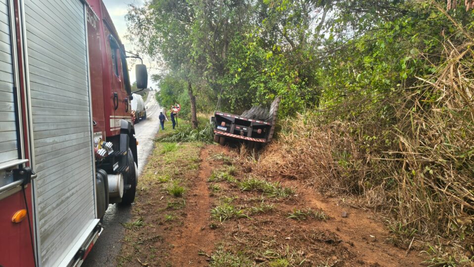 QUEBRA DE BARRA DE DIREÇÃO PROVOCA ACIDENTE COM CAMINHÃO NA ASSIS CHATEAUBRIAND EM BARRETOS (SP)