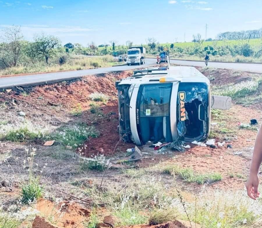 ÔNIBUS DE TURISMO QUE SEGUIA PARA OLÍMPIA (SP) TOMBA E  DEIXA PASSAGEIROS FERIDOS