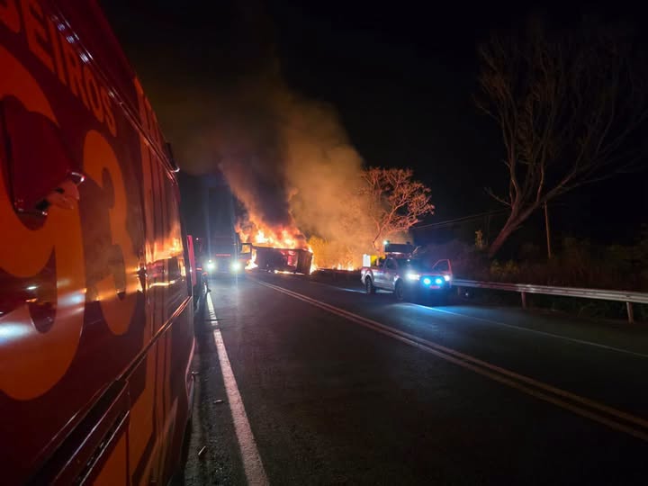 CAMIONEIRO MORRE EM ACIDENTE ENTRE CARRETAS NA ASSIS CHATEAUBRIAND EM BARRETOS (SP)