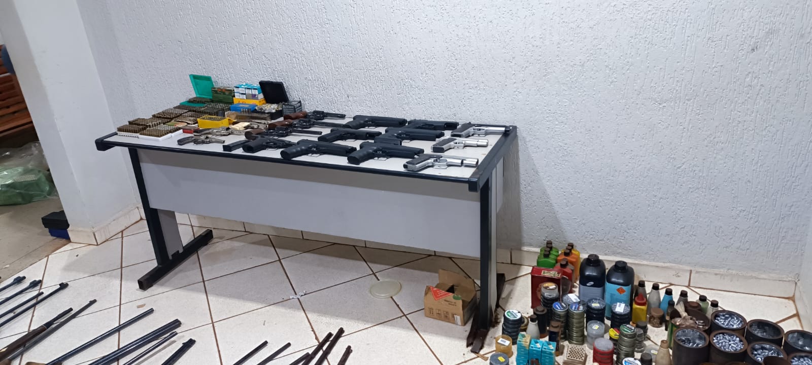 POLÍCIA MILITAR APREENDE GRANDE QUANTIDADE DE ARMAS DE FOGO EM BARRETOS (SP)