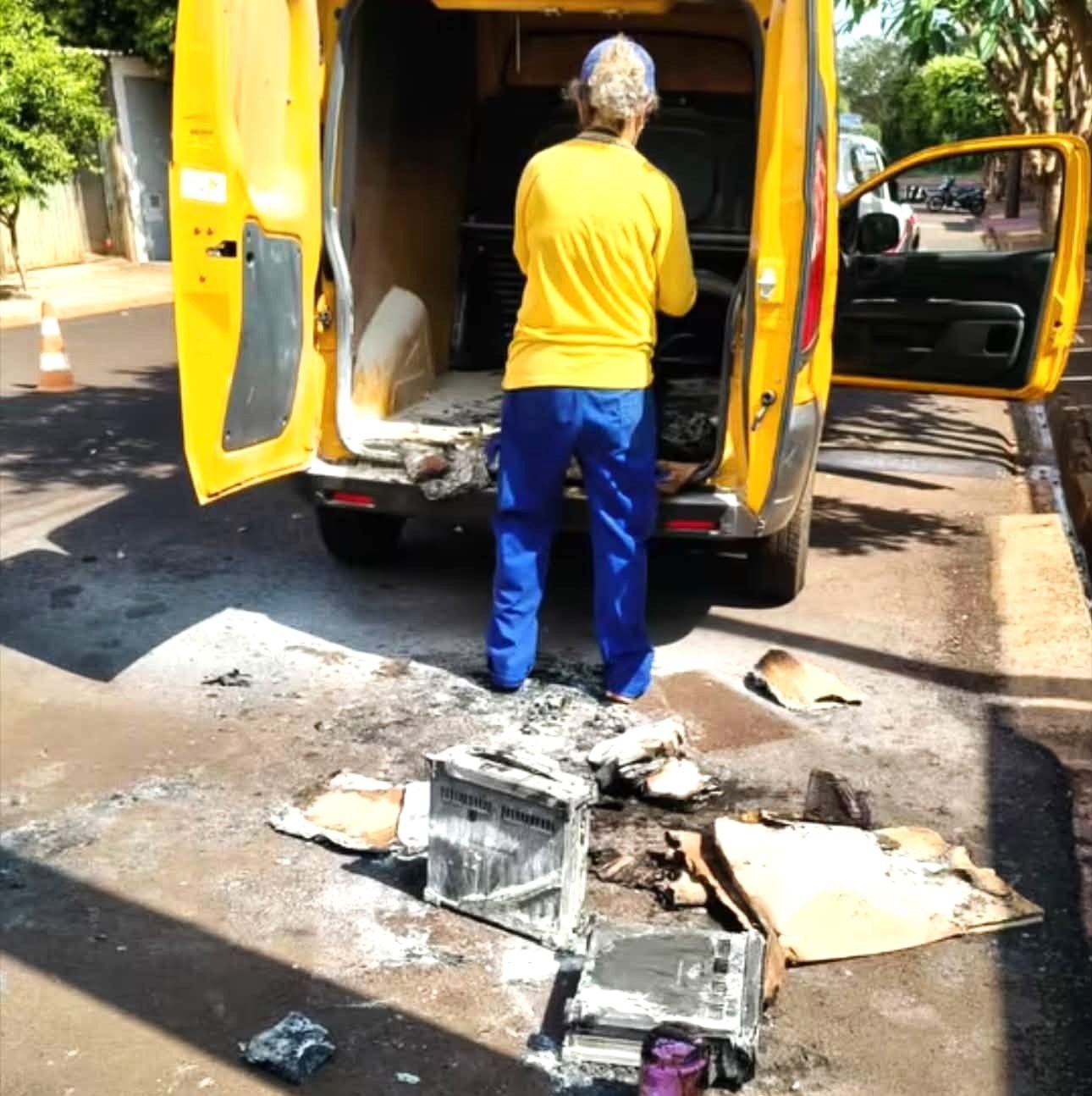 FURGÃO DOS CORREIOS PEGA FOGO EM MIGUELÓPOLIS (SP)