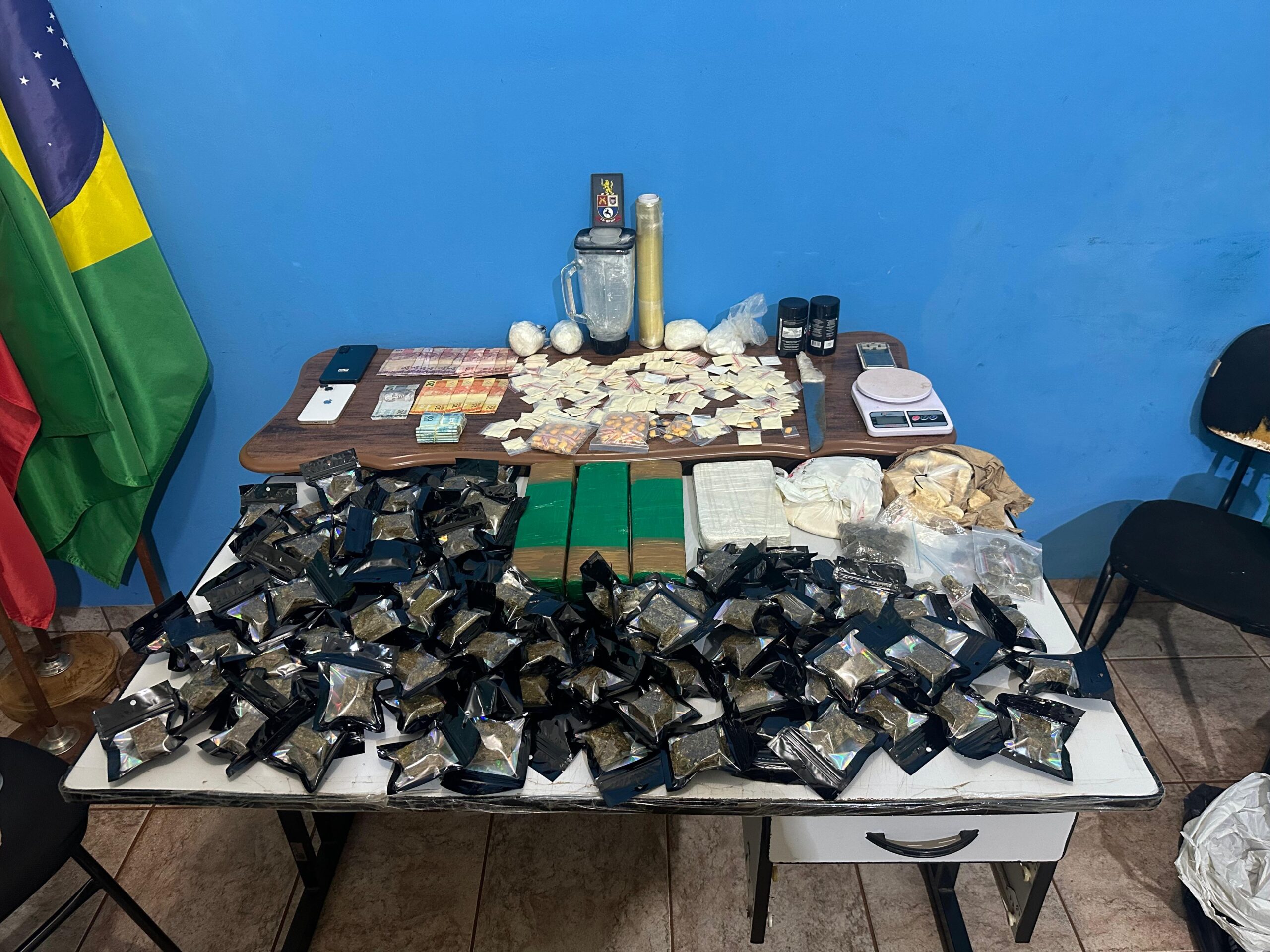 “DELIVERY DE DROGAS”: HOMEM É PRESO PELA PM EM GUAÍRA ACUSADO DE ENVOLVIMENTO COM O TRÁFICO. GRANDE QUANTIDADE DE ENTORPECENTES FOI APREENDIDA