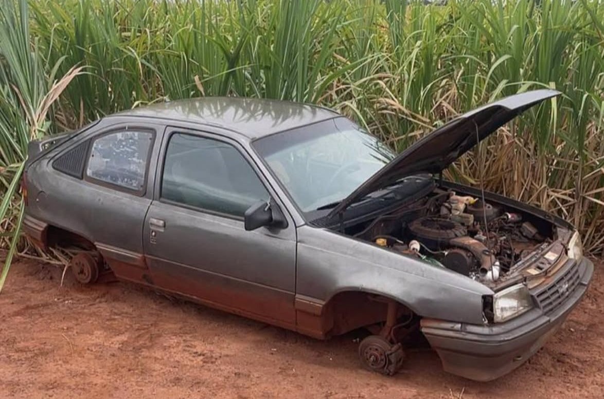 CARRO FURTADO EM GUAÍRA (SP) É ENCONTRADO DEPENADO NA ZONA RURAL DE MIGUELÓPOLIS (SP)
