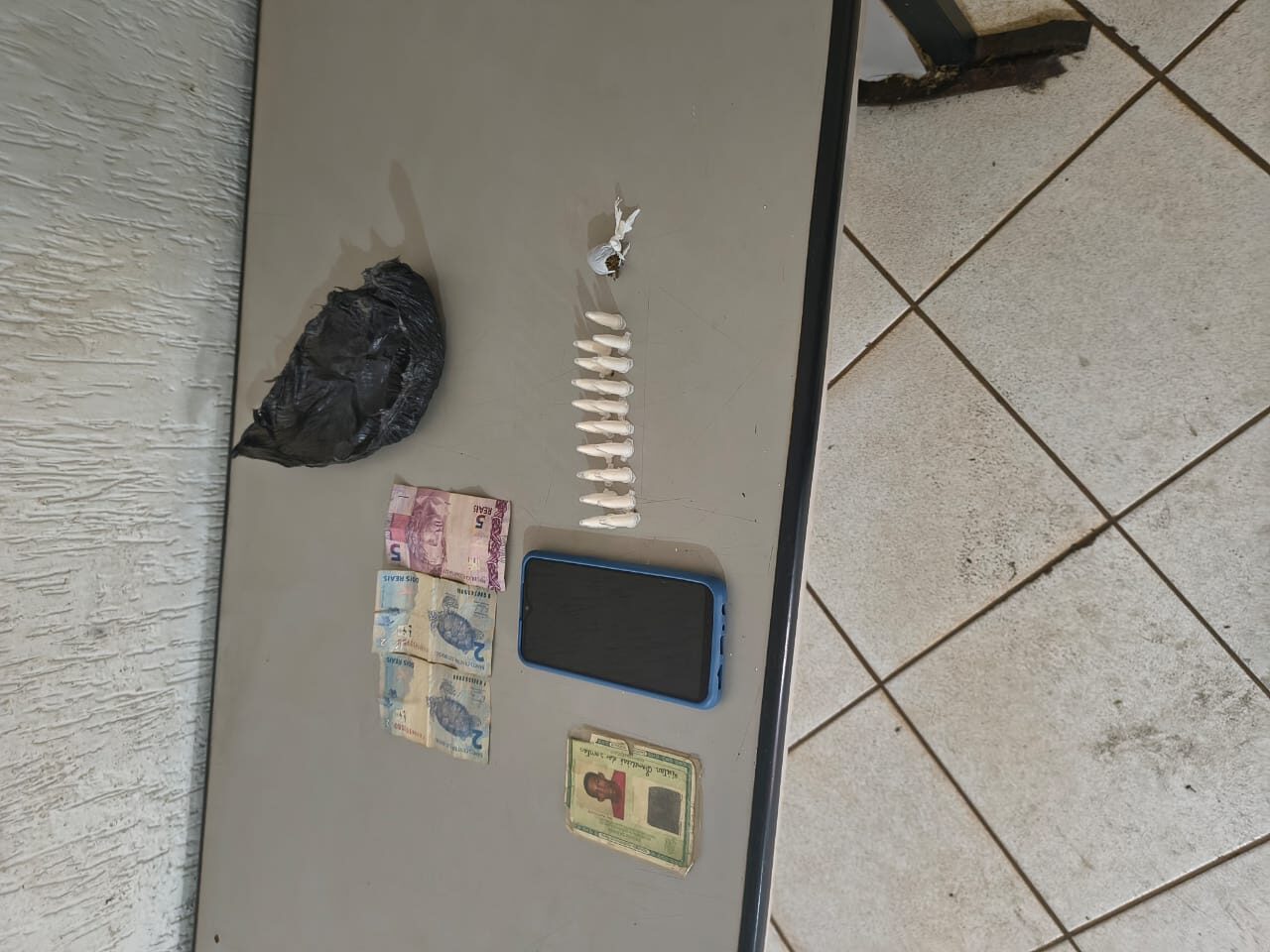 SUJEITO É PRESO NO JOÃO VACARO, EM GUAÍRA, POR SUSPEITA DE ENVOLVIMENTO COM O TRÁFICO DE DROGAS