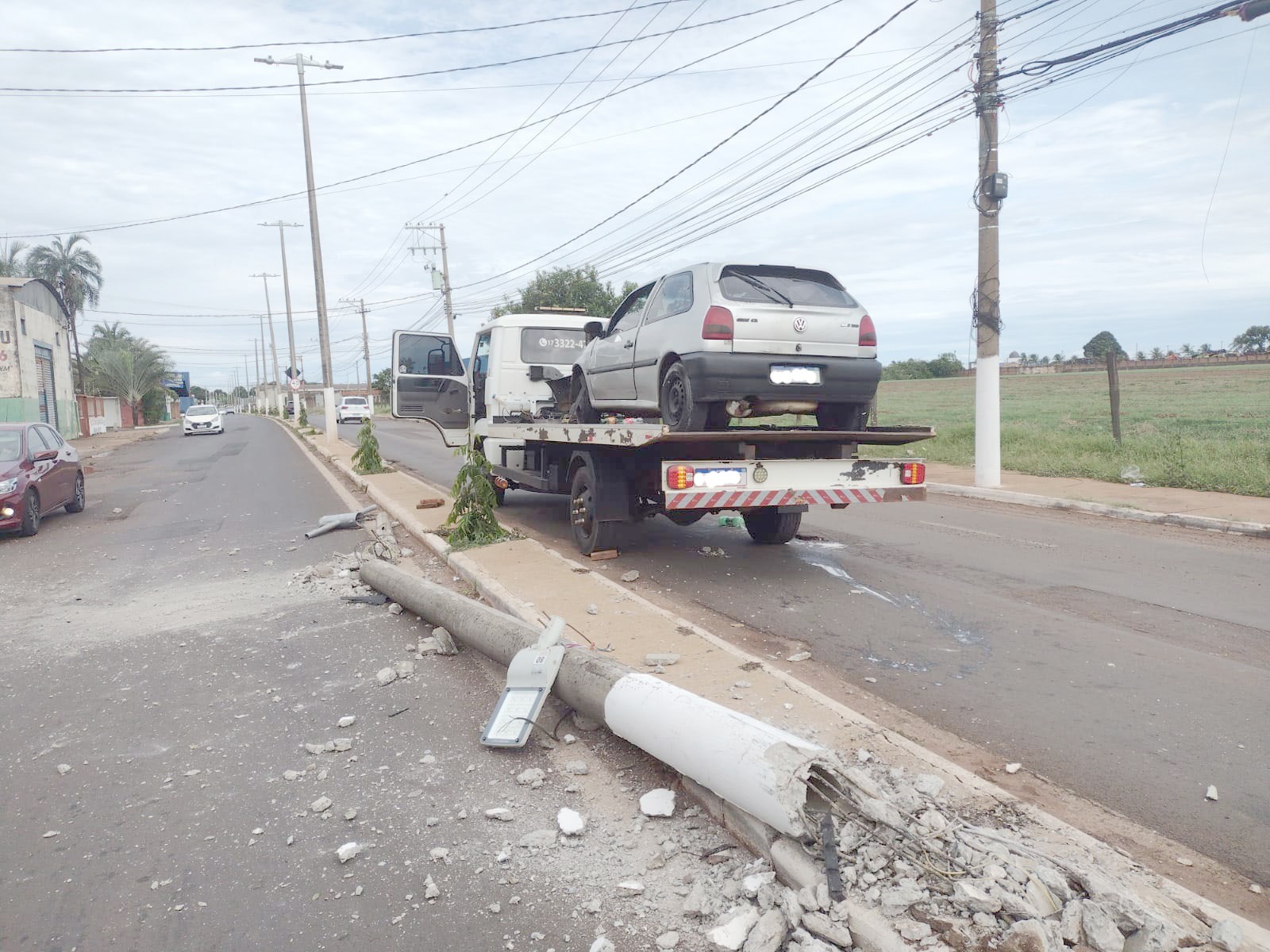 CARRO BATE EM POSTE APÓS ATINGIR BURACO EM VIA PÚBLICA DE BARRETOS