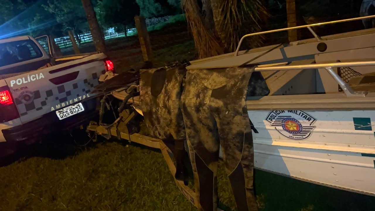 PESCADOR NA MODALIDADE SUBAQUÁTICA É AUTUADO POR PESCA PREDATÓRIA NO RIO GRANDE EM RIFAINA (SP) PELA POLÍCIA AMBIENTAL