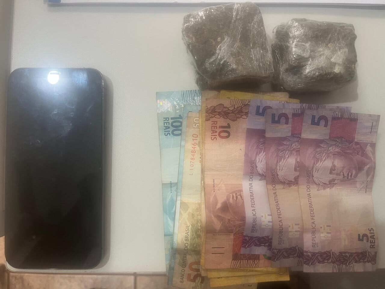 HOMEM É PRESO NO ANICETO EM GUAÍRA POR SUSPEITA DE ENVOLVIMENTO COM O TRÁFICO DE DROGAS